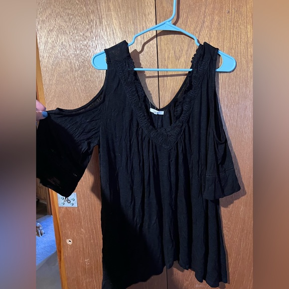 Open Shoulder Top - Picture 2 of 4